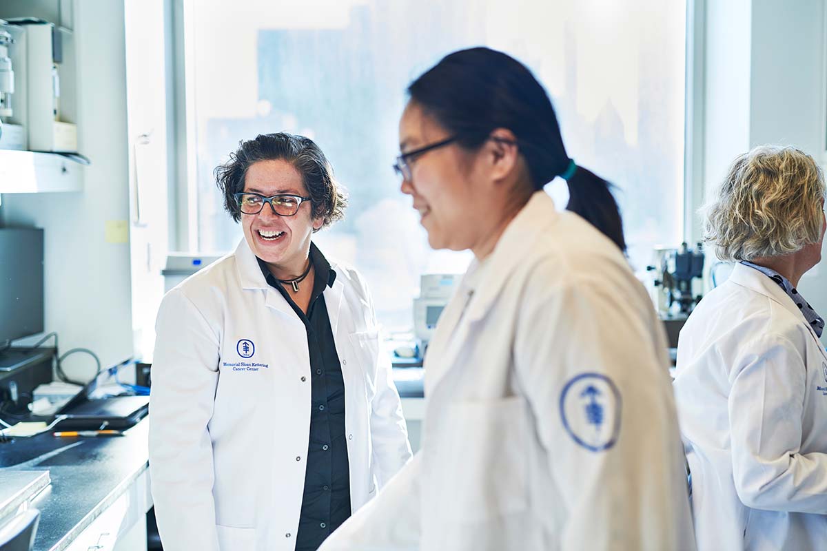 发育生物学家 Kat Hadjantonakis 和研究技术员 Ying-Yi Kuo 在实验室中