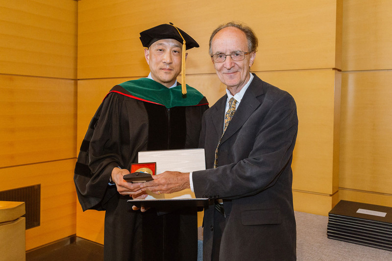 Department of Pediatrics chair Andrew Kung (left) with Melvyn Greaves, recipient of the Society of Memorial Sloan Kettering Prize.