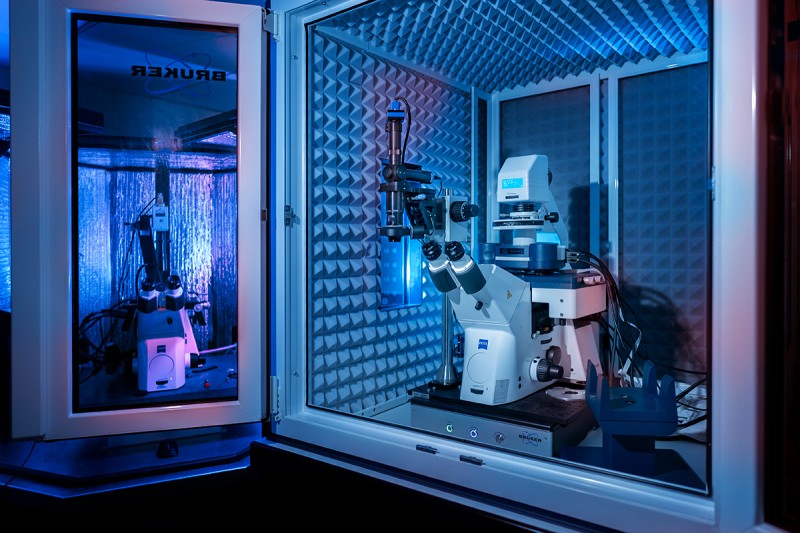 An atomic force microscope in the Molecular Cytology core facility.