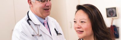 MSK Endocrinologist Michael Tuttle examines a woman for thyroid cancer.